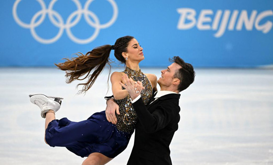 رقصات لاعبا أرمينيا تينا غارابيديان (إلى اليمين) وسيمون برولكس سينيكال يشاركان في مسابقة الرقص