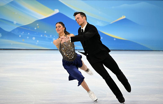 مهارات لاعبا أرمينيا تينا غارابيديان (إلى اليمين) وسيمون برولكس سينيكال يشاركان في مسابقة الرقص