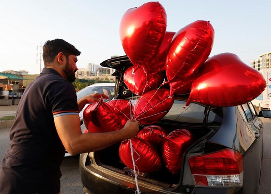 بالونات على شكل قلب في عيد الحب بباكستان