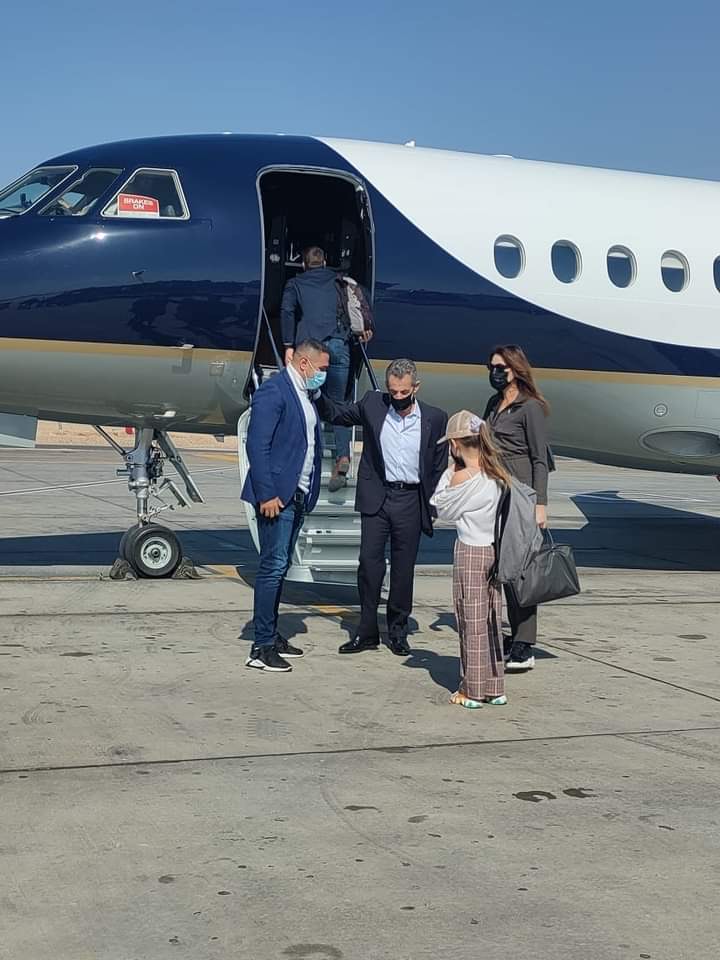 رئيس فرنسا السابق يصل الأقصر لقضاء عطلته مع عائلته