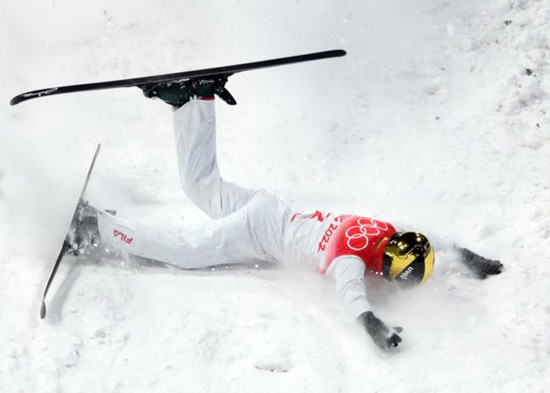 الصينية كونغ فانيو تحطمت خلال نهائي التزلج الهوائي الحر للسيدات