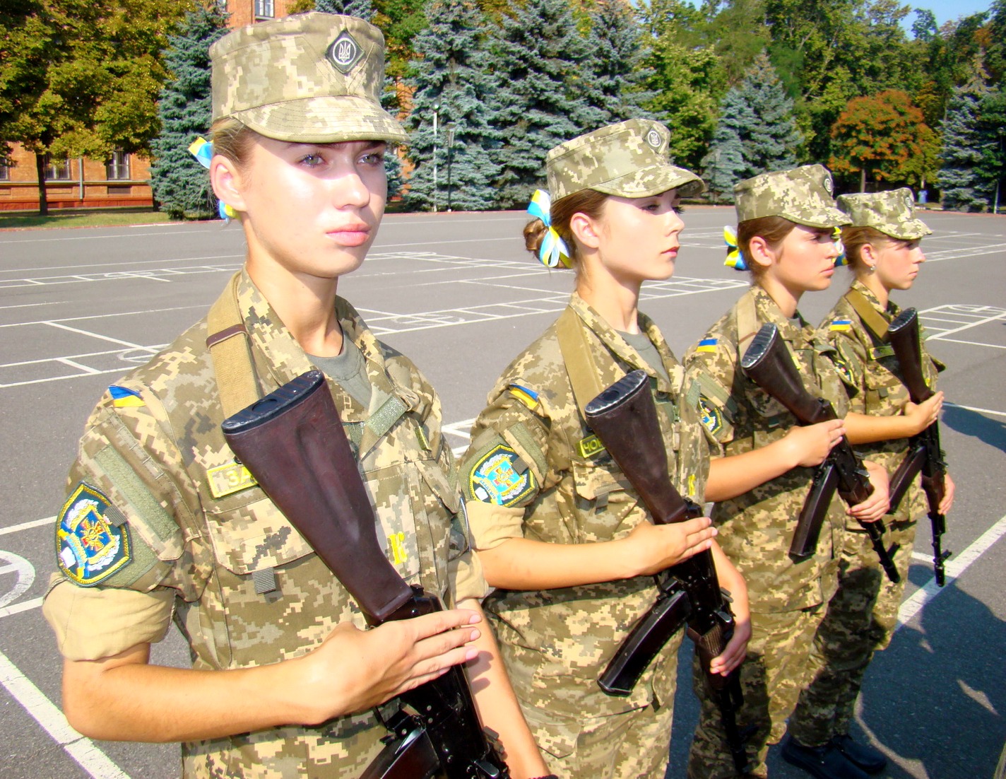 Украина девушки военные. Военная форма. Девушки в армии Украины. Украинская Военная форма. Украинки в военной форме.
