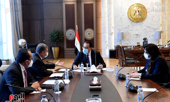رئيس الوزراء يتابع مع وزير قطاع الأعمال العام الموقف التنفيذي لخطط توطين (1)