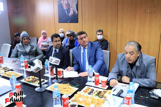 شريف الجبلي رئيس غرفة صناعة الكيماويات وعماد حمدي الأمين العام للاتحاد العربي للنفط وعدد من الزملاء بقسم الاقتصاد