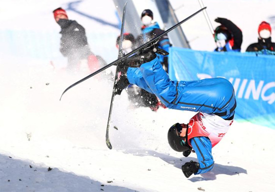 الأوكرانية أولغا بوليوك تصطدم في تصفيات التزلج الهوائي الحر للسيدات