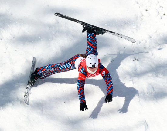 ليوبوف نيكيتينا من اللجنة الأولمبية الروسية تقع خلال تصفيات التزلج الهوائي الحر للسيدات