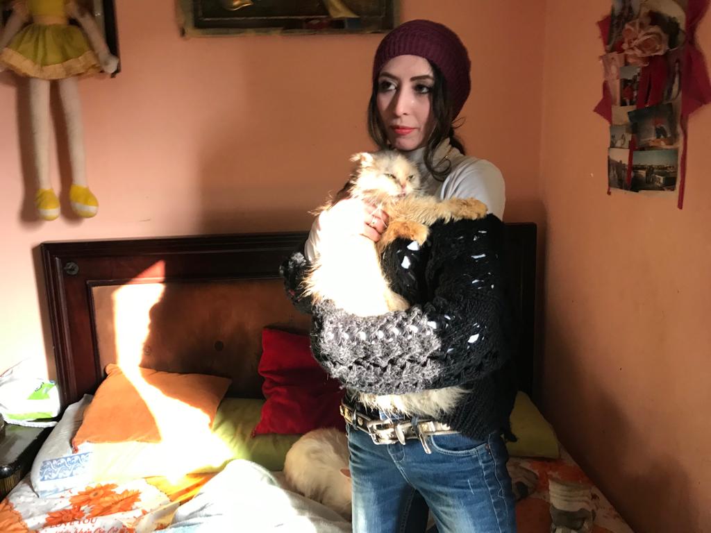 السيدة تحمل احدى القطط