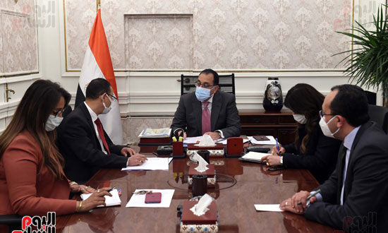 اجتماع رئيس الوزراء مع رئيس الهيئة العامة للرقابة المالية (2)