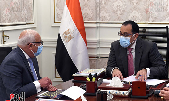 اجتماع رئيس الوزراء مع محافظ بورسعيد (7)