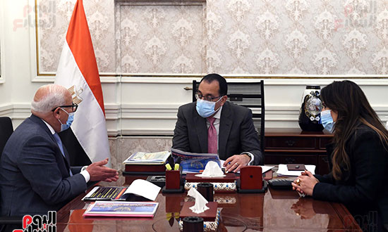 اجتماع رئيس الوزراء مع محافظ بورسعيد (2)