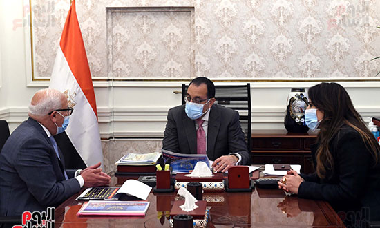 اجتماع رئيس الوزراء مع محافظ بورسعيد (3)