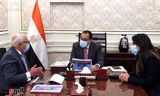 اجتماع رئيس الوزراء مع محافظ بورسعيد (1)