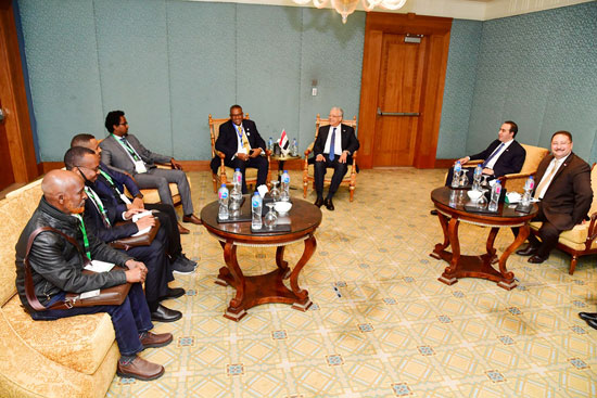 لقاء-المستشار-الدكتور-حنفي-جبالي-رئيس-مجلس-النواب-بالسيد-سعيد-محمد-محمود-رئيس-الوفد-البرلماني-الصومالي-(2)