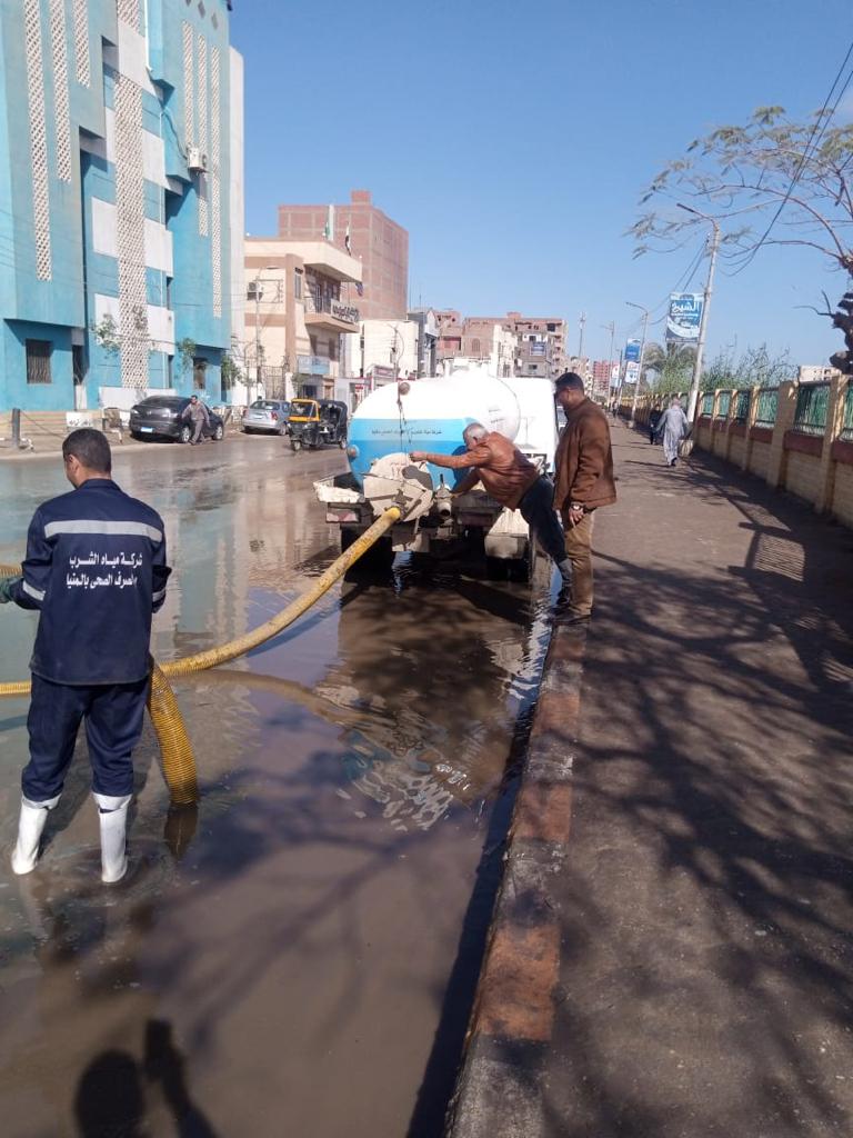 سحب مياه الامطار من الشوارع بمحافظة المنيا  (2)
