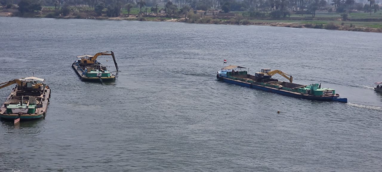 مراكب وكراكات تعمل فى رفع الرمال لمنع اختناقات نهر النيل  (3)