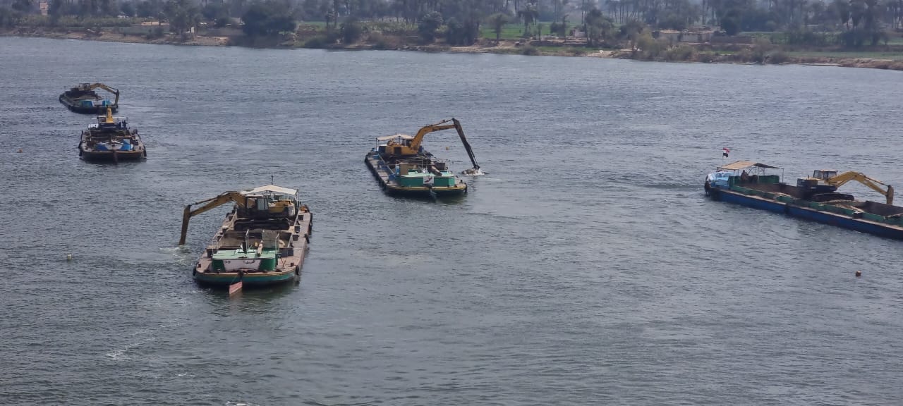 مراكب وكراكات تعمل فى رفع الرمال لمنع اختناقات نهر النيل  (2)