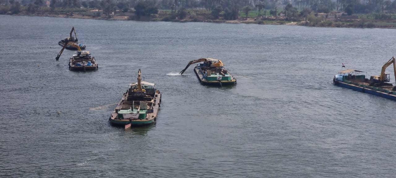 مراكب وكراكات تعمل فى رفع الرمال لمنع اختناقات نهر النيل  (4)