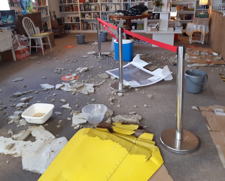 مكتبة دمرتها عاصفة أروين فى بريطانيا