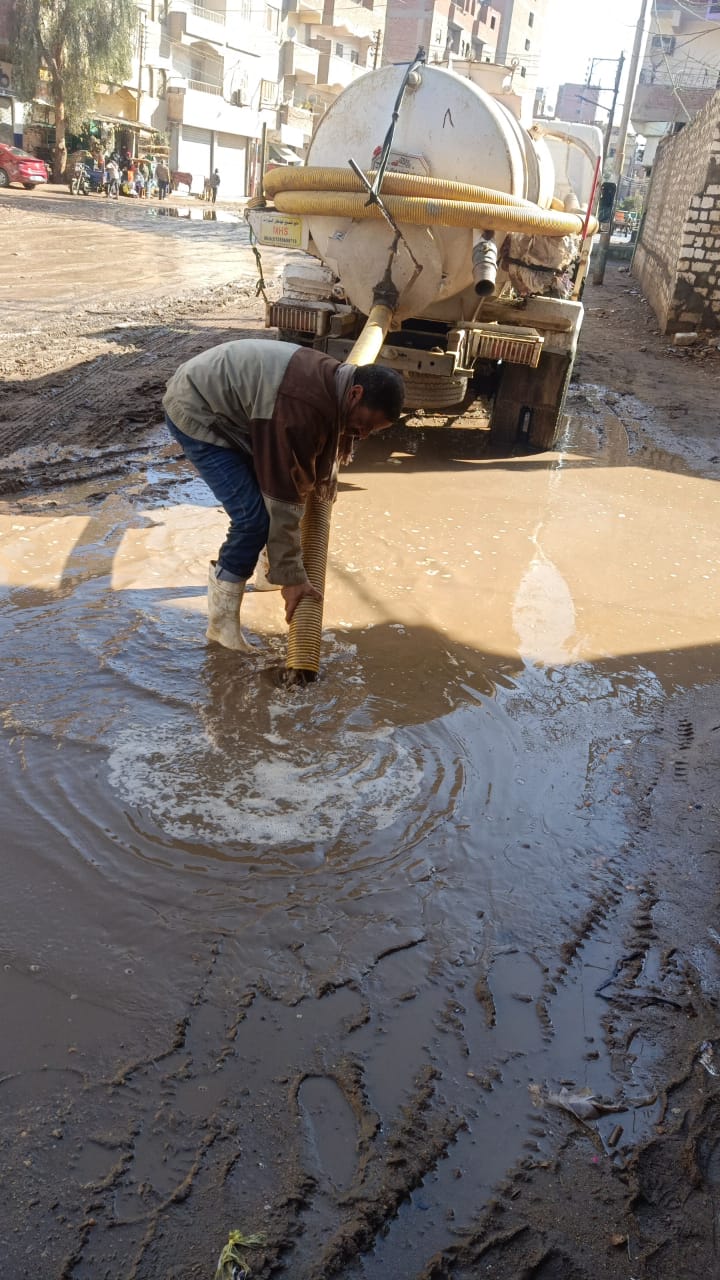 سحب مياه الامطار من الشوارع بمحافظة المنيا  (8)