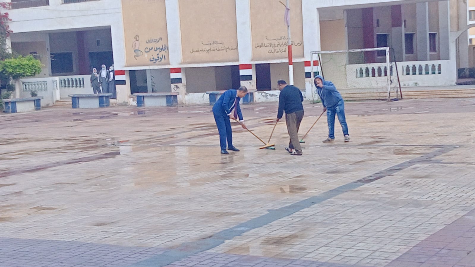 مدير مدرسة يساعد العمال في رفع منياه الامطار بكفر الشيخ