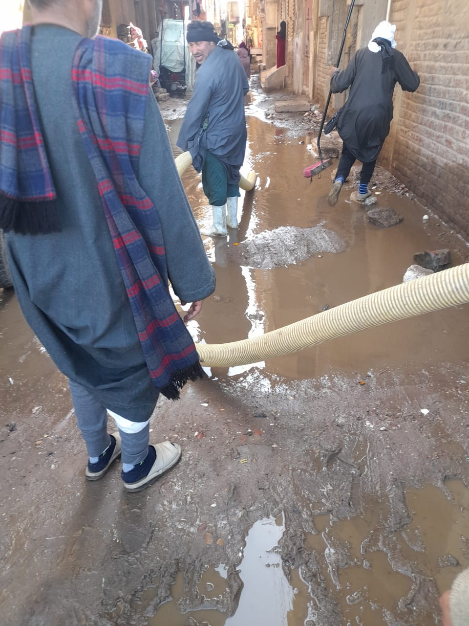 سحب مياه الامطار من الشوارع بمحافظة المنيا  (6)
