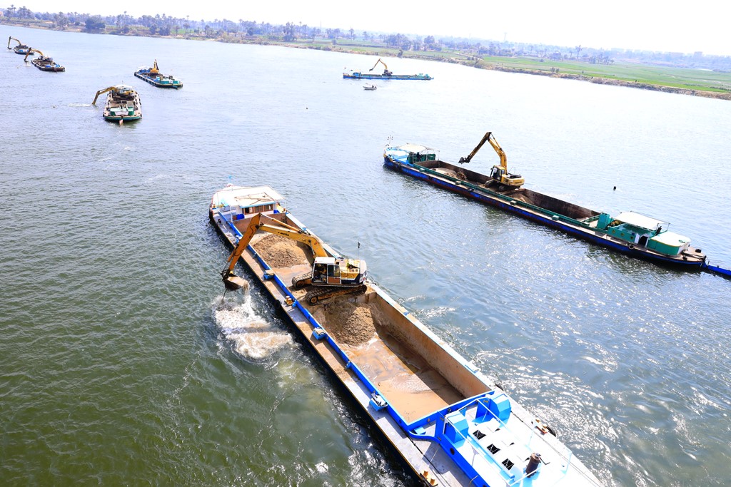 بإشراف هيئة فناة السويس أعمال رفع الرمال من قاع نهر النيل بسوهاج (2)