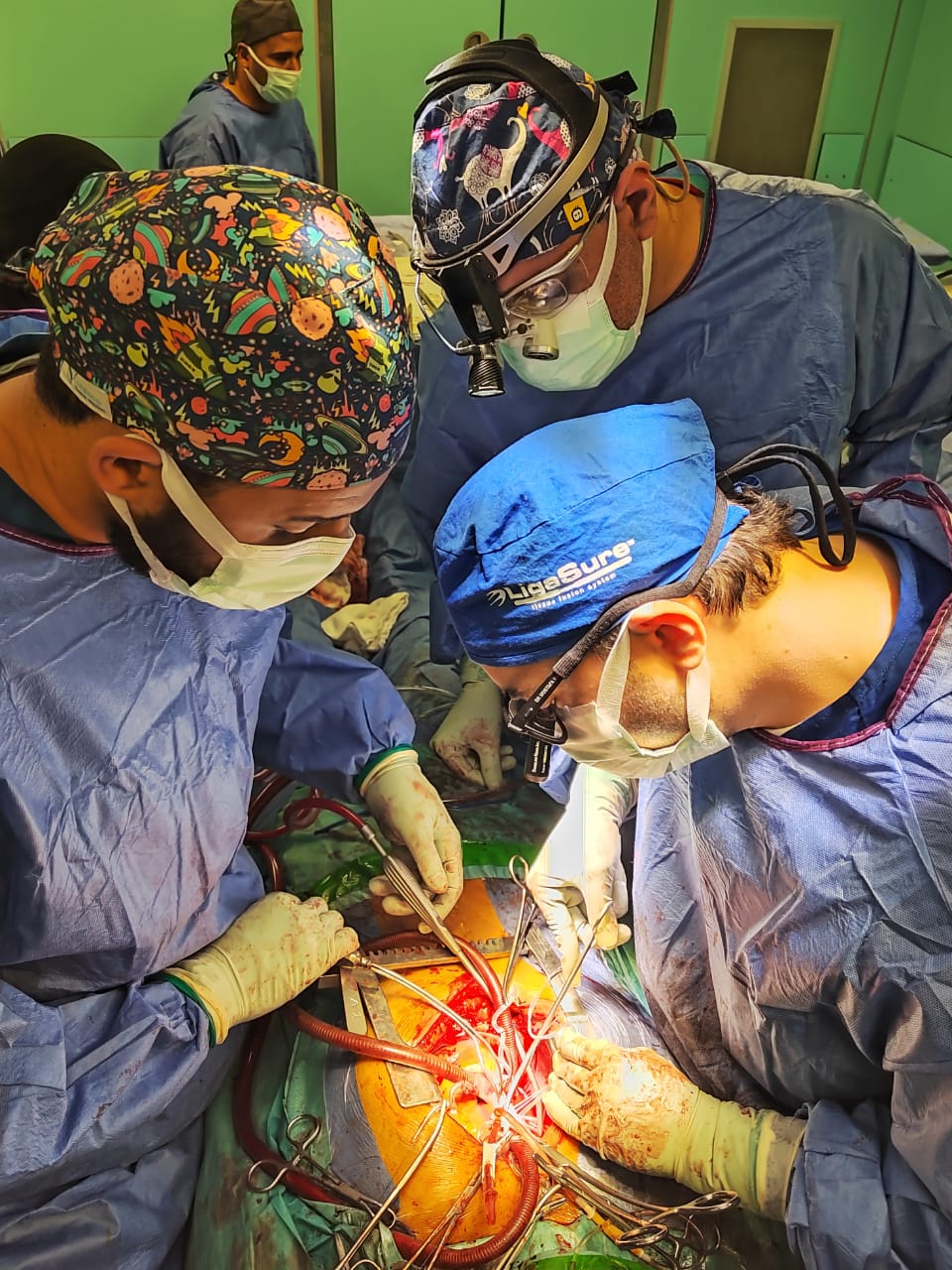 عملية جراحية دقيقة لطفلة تبلغ من العمر عام بأسوان (1)