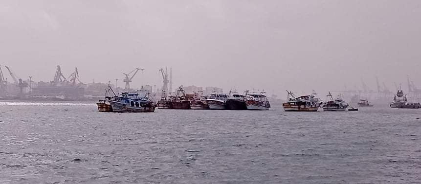 إرتفاع أمواج المتوسط توقف حركة الصيد بميناء بورسعيد (3)