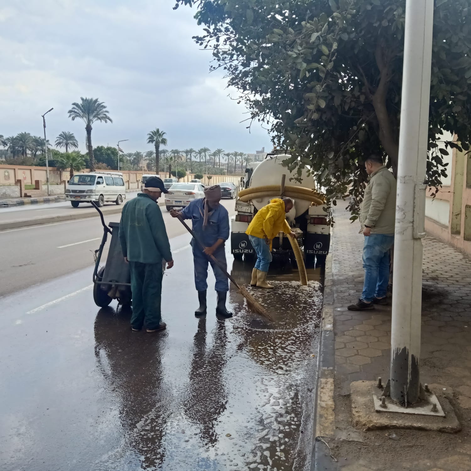 محافظة الجيزة تدفع بمعدات شفط مياه الأمطار من الشوارع