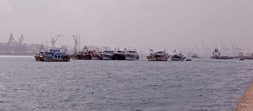إرتفاع أمواج المتوسط توقف حركة الصيد بميناء بورسعيد (2)