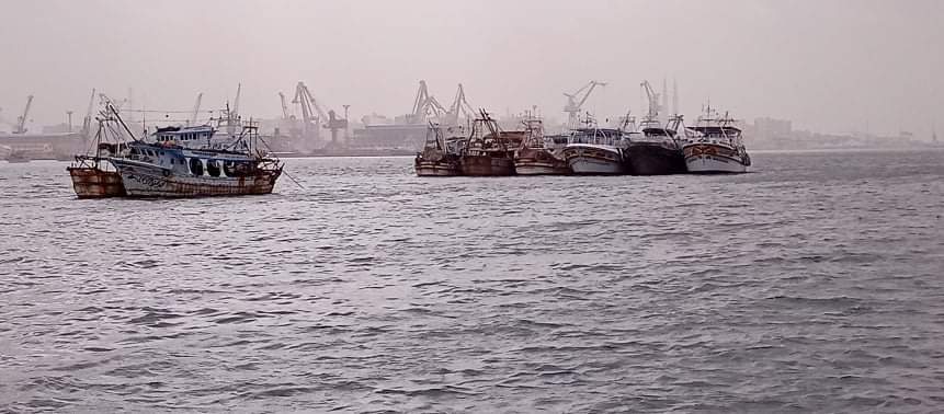 إرتفاع أمواج المتوسط توقف حركة الصيد بميناء بورسعيد (1)