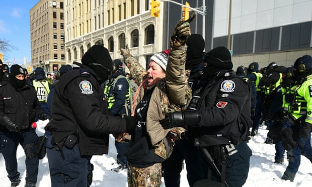 الشرطة والمحتجين فى كندا