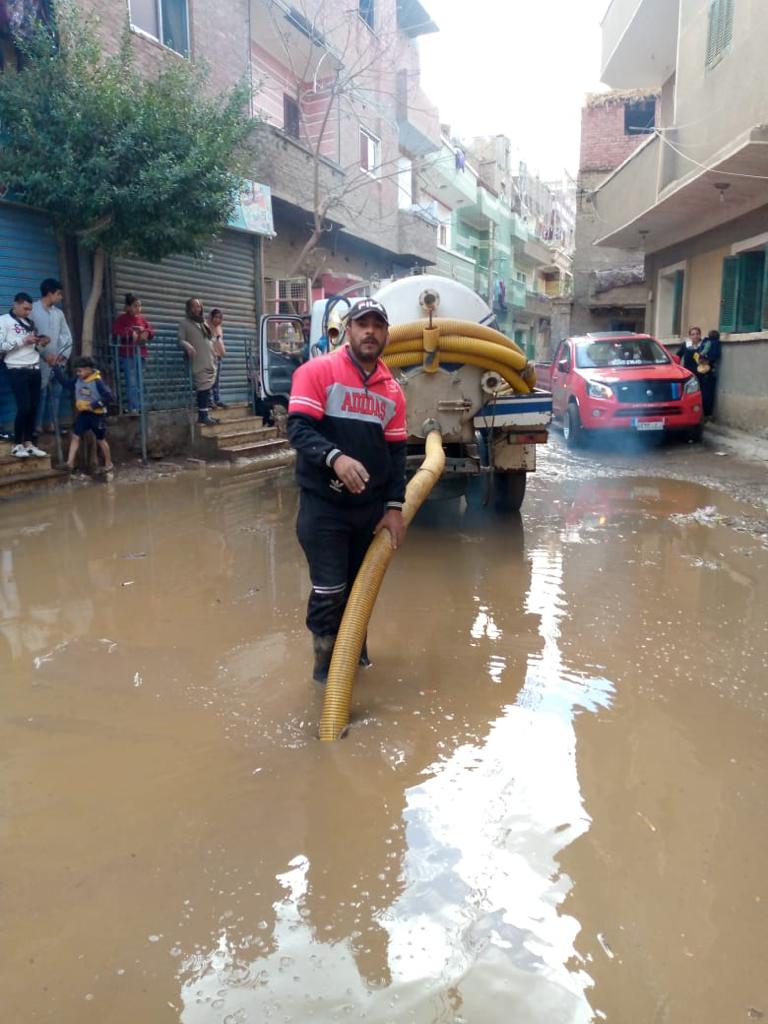 سحب مياه الامطار من الشوارع بمحافظة المنيا  (4)