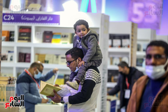 من فوق كتف أبيه من فوق كتف أبيه