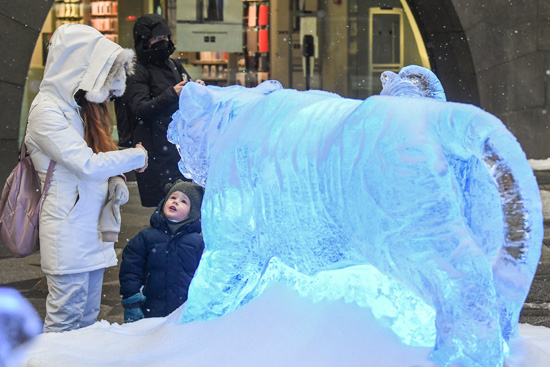 اسرة تقف بجوار التمثال