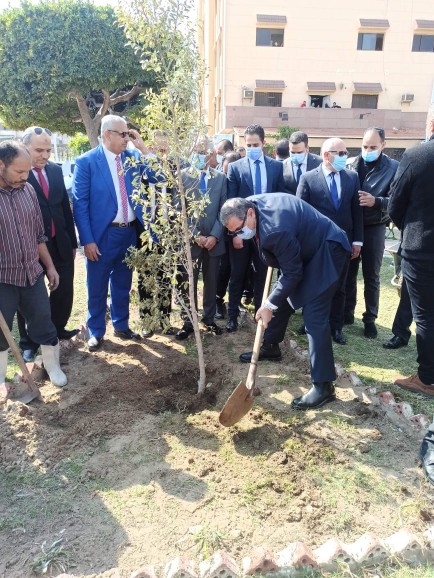 وزير القوى العامله يزرع شجرة