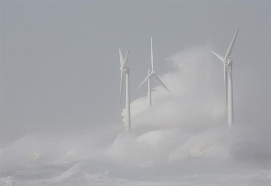 أمواج تحطمت على توربينات الرياح خلال العاصفة يونيس في بولوني سور مير فرنسا