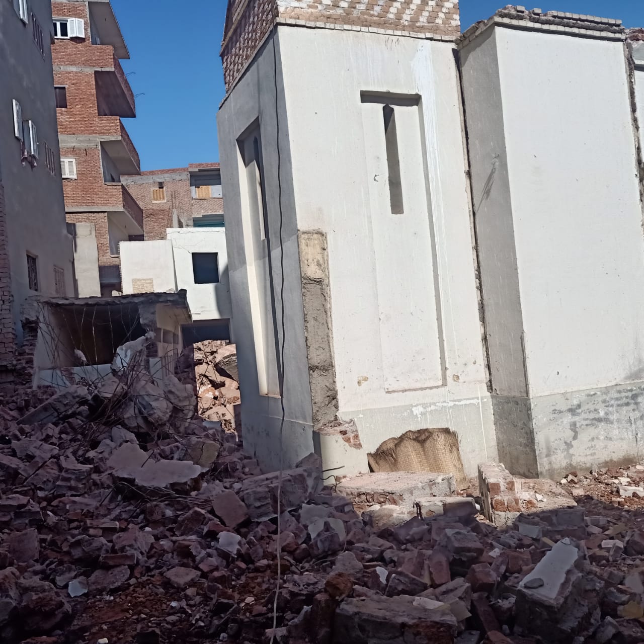 انهيار مئذنة مسجد بالشرقية (1)