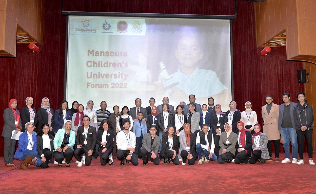 صورة تذكارية للمشاركين في منتدى جامعة الطفل