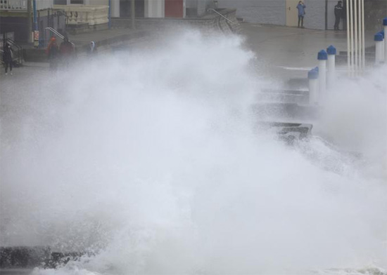 تحطمت الأمواج على كاسر الأمواج خلال العاصفة يونيس في ويميرو بفرنسا