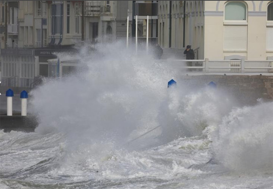 كاسر الأمواج خلال العاصفة يونيس في ويميرو بفرنسا (2)