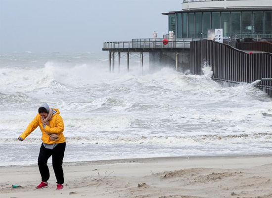 تتكسر الأمواج على الشاطئ في أعقاب العاصفة يونيس في بلجيكا