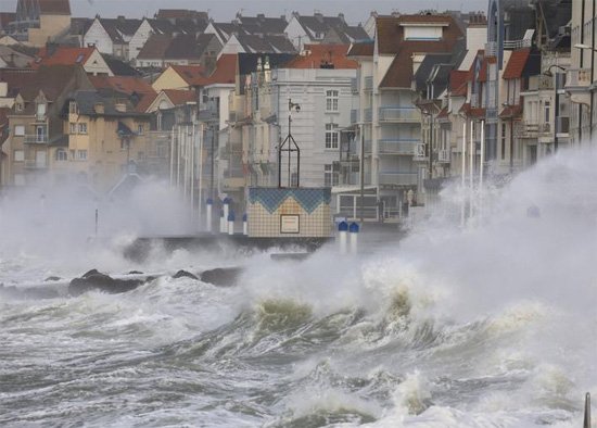 كاسر الأمواج خلال العاصفة يونيس في ويميرو بفرنسا