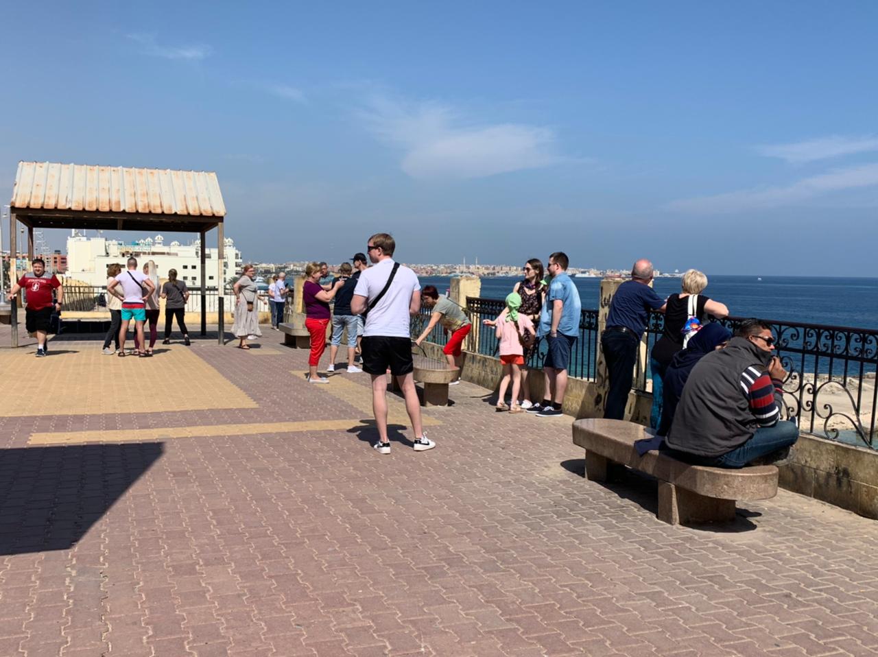 السياح يشاهدون بانورما الغردقة