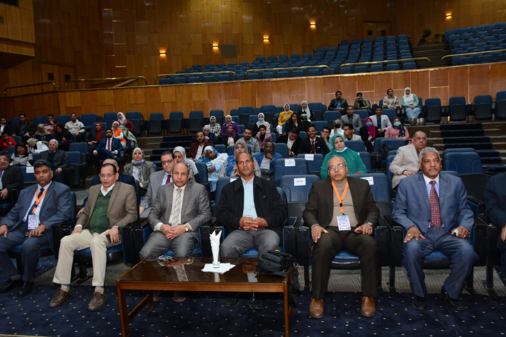 جامعة أسيوط تناقش عدد من الموضوعات بمشاركة فاروق الباز  (5)