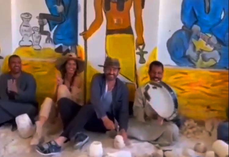 الفنان العالمى جيرارد بتلر يستمتع بمصانع التحف بالأقصر