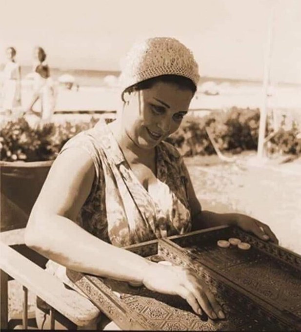 تحية كاريوكا وماتش طاولة فى الشاليه الخاص بها فى الاسكندرية... صيف عام 1963