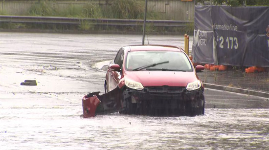 مياه الفيضانات تغرق السيارات