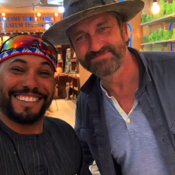 استمتاع جيرارد بتلر فى مصنع ألباستر بالأقصر استمتاع جيرارد بتلر فى مصنع ألباستر بالأقصر