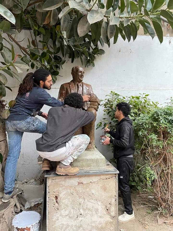إعادة ترميم تماثيل كلية التربية الفنية بجامعة حلوان